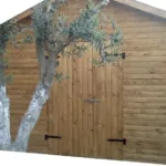 Πόρτα αποθήκης με πορτάκι Πόρτα αποθήκης με πορτάκι