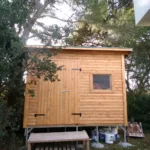 Πόρτα αποθήκης με πορτάκι Πόρτα αποθήκης με πορτάκι